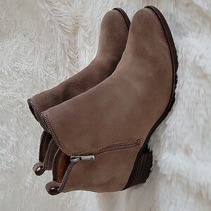 Lucky Brand Bartolino Taupe Suede Ankle Bootie Side Zippers Women's Size 9.5